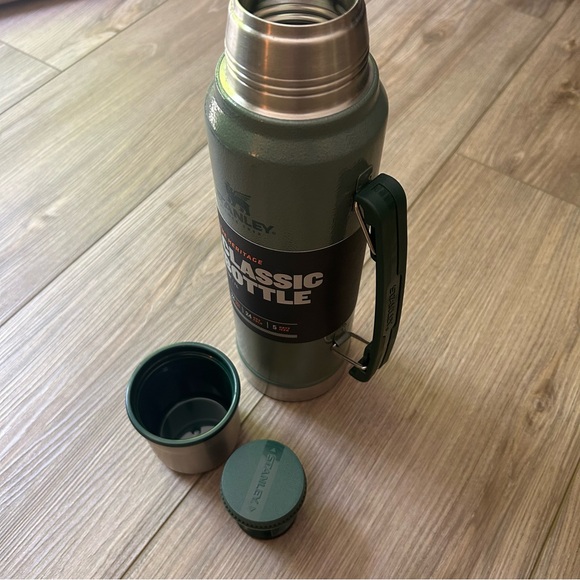 Stanley | 1 Liter Classic Vacuum Bottle - Picture 8 of 14